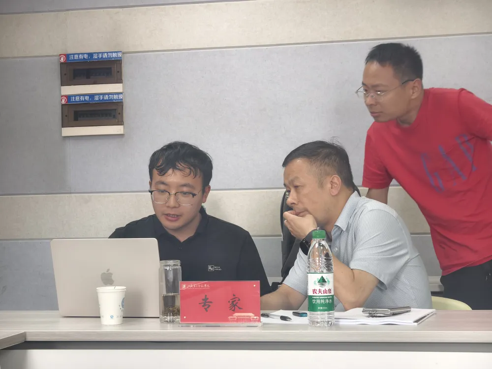 国创赛校赛指导现场（二）